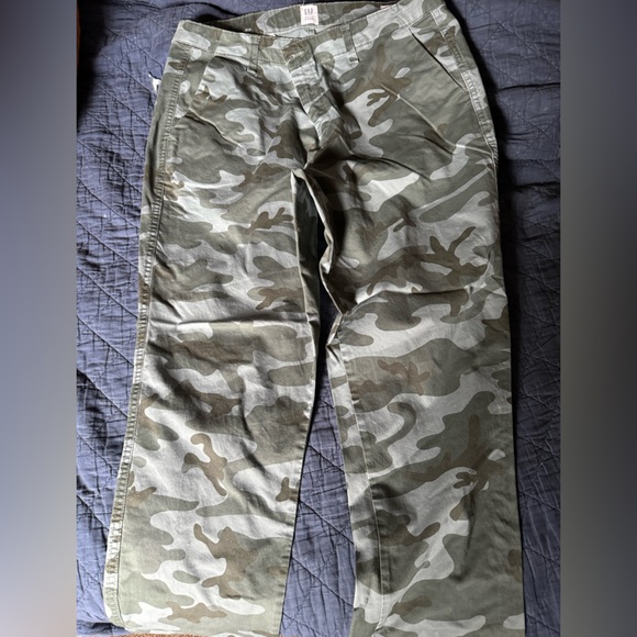 Gap grey and green girlfriend cammo khaki pant - Picture 1 of 3